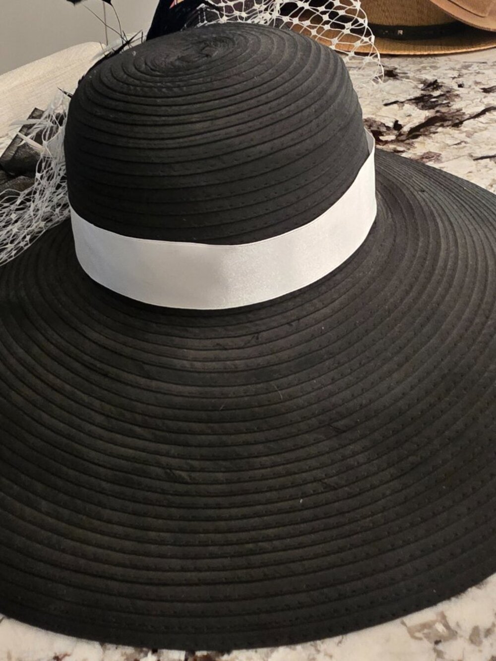 Dee's Black Wide Brim Sun Hat Fascinator White Ribbon Feathers Derby Hat - Picture 2 of 8